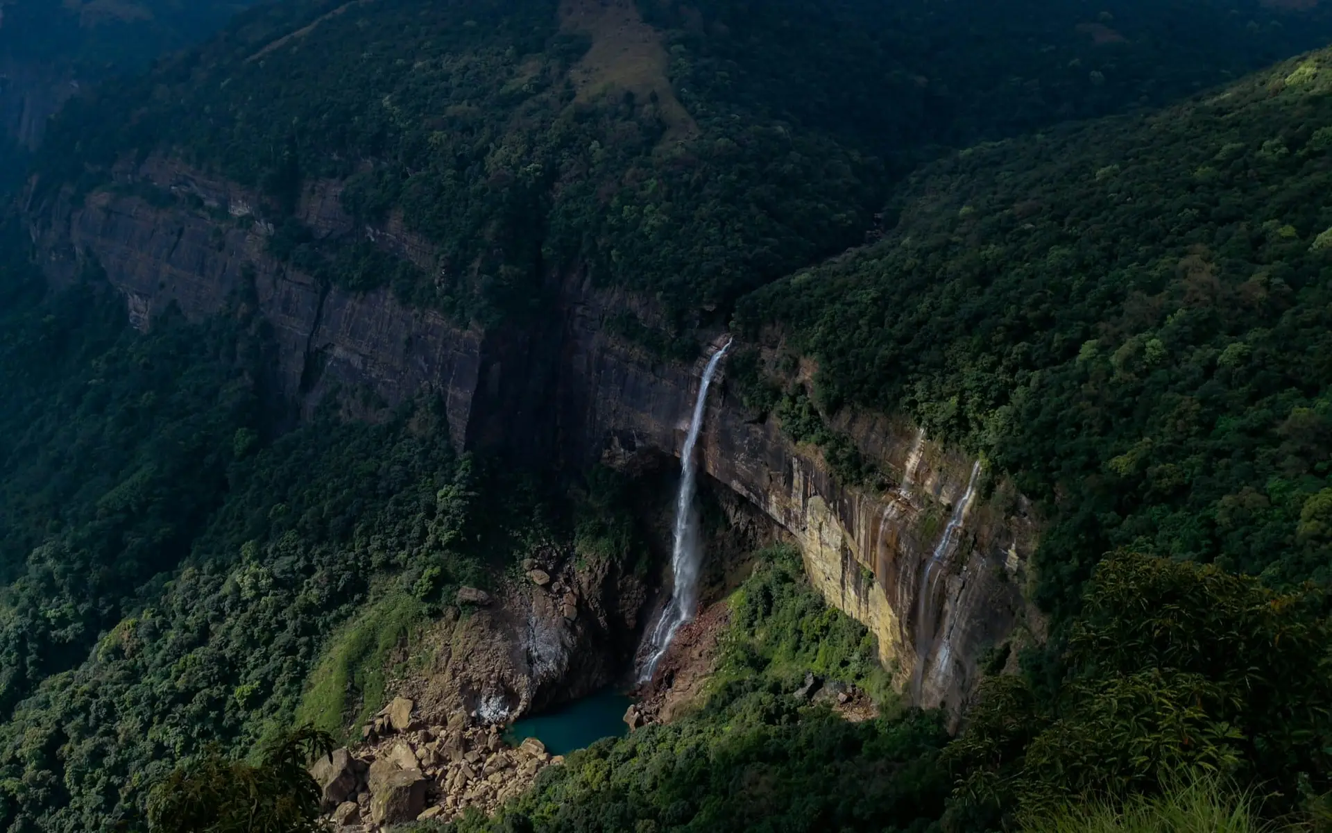 Nohkalikai Falls plunging off a green cliff near Cherrapunji